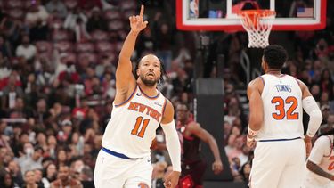 Jalen Brunson, de los Knicks de Nueva York, festeja luego de atinar un triple ante los Bulls de Chicago el miércoles 28 de octubre de 2026 (AP Foto/David Banks)