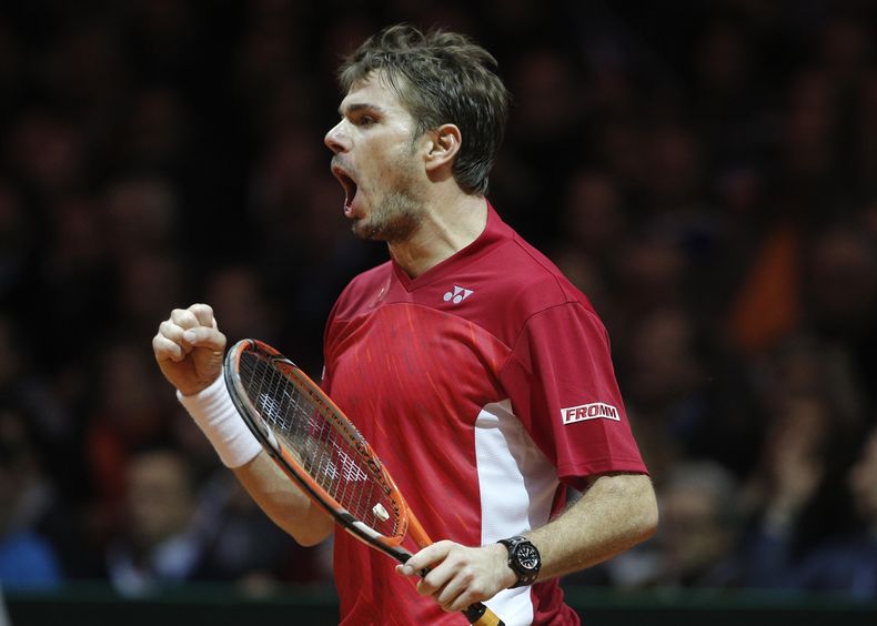 El tenista suizo Stanislas Wawrinka festeja tras vencer al franc&eacute;s Jo-Wilfried Tsonga en la final de la Copa Davis el viernes, 21 de noviembre de 2014, en Lille, Francia. (AP Photo/Christophe Ena)