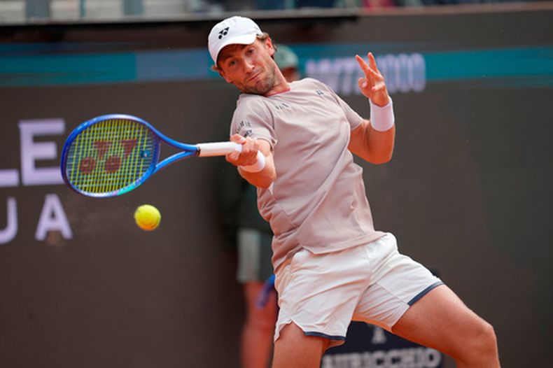Casper Ruud devuelve ante Luciano Darderi en las semifinales del Abierto de Italia, el viernes 15 de mayo de 2026, en Roma. (AP Foto/Andrew Medichini)