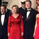 ARCHIVO - El presidente Bill Clinton y la primera dama Hillary Clinton posan para la foto con el presidente de Colombia, Andrés Pastrana, izquierda, y la primera dama Nohra Puyana de Pastrana, derecha, en la Casa Blanca, Washington, 28 de octubre de 1998. (AP Foto/ Susan Walsh )