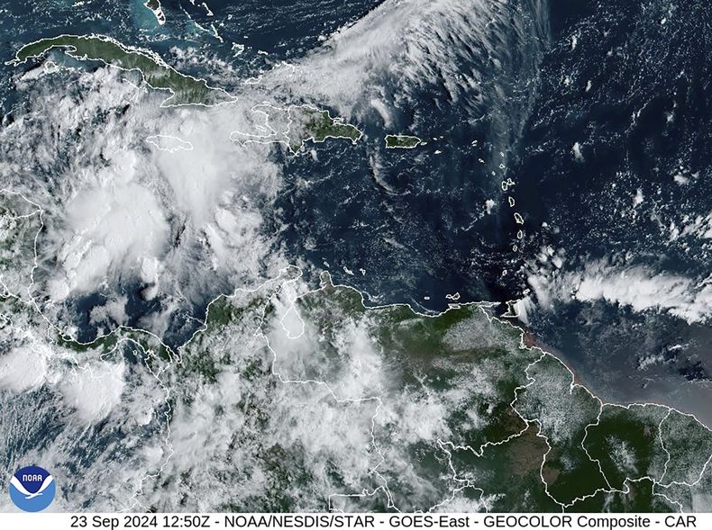 Esta imagen del lunes 23 de septiembre de 2024, proporcionada por la Oficina Nacional de Administración Oceánica y Atmosférica de Estados Unidos (NOAA, por sus siglas en inglés), muestra un grupo de tormentas situadas al sur de las Islas Caimán que se prevé se fortalezcan en los próximos días. (NOAA vía AP)