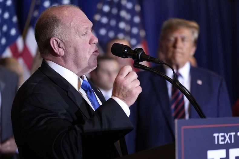 ARCHIVO - Tom Homan habla mientras el candidato presidencial republicano, el expresidente Donald Trump, escucha en una fiesta de la noche de las elecciones primarias en Nashua, Nueva Hampshire, el 23 de enero de 2024. (AP Foto/Matt Rourke, Archivo)