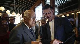 ARCHIVO - El viceprimer ministro cubano Ricardo Cabrisas (izquierda) conversa con un empresario ruso durante un Foro Económico Empresarial Cuba-Rusia en La Habana, el 17 de mayo de 2023. (Foto AP/Ramón Espinosa, Archivo)