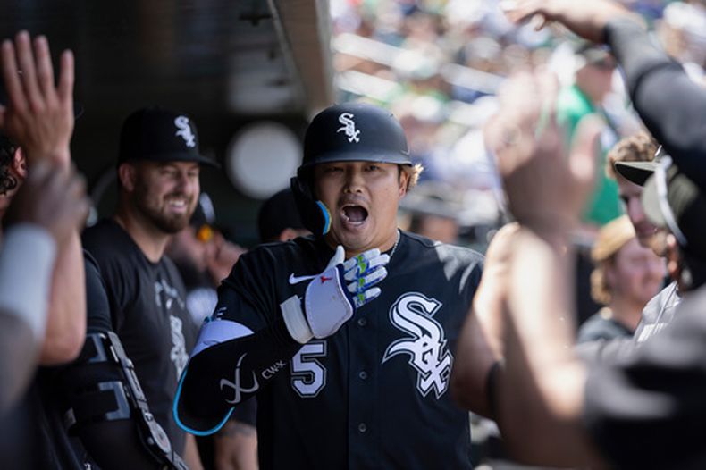 Munetaka Murakami, de los Medias Blancas de Chicago, al centro, celebra tras conectar un jonrón de dos carreras durante la quinta entrada de un juego de béisbol contra los Atléticos, el domingo 19 de abril de 2026, en West Sacramento, California. (AP Foto/Sara Nevis)