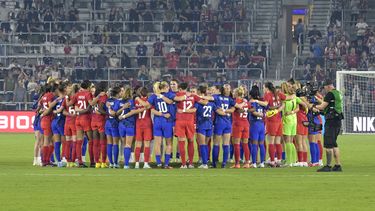 Selección femenina de EEUU vence a Canadá; le muestra apoyo