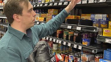 Stuart Dryden haciendo compras en un supermercado el Arlington, Virginia, el 21 de febrero de 2024. La inflación en Estados Unidos ha estado atenuándose en parte debido a la conducta de los consumidores. (Foto AP/Chris Rugaber)