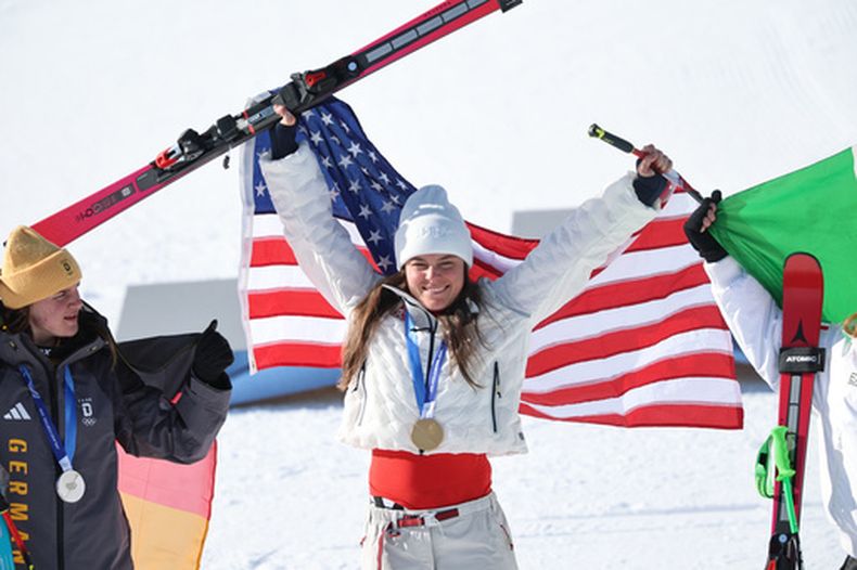 La estadounidense Breezy Johnson celebra tras ganar la medalla de oro en el descenso femenino en los Juegos Olímpicos de Invierno en Cortina dAmpezzo, Italia el domingo 8 de febrero del 2026. (AP Foto/Marco Trovati)