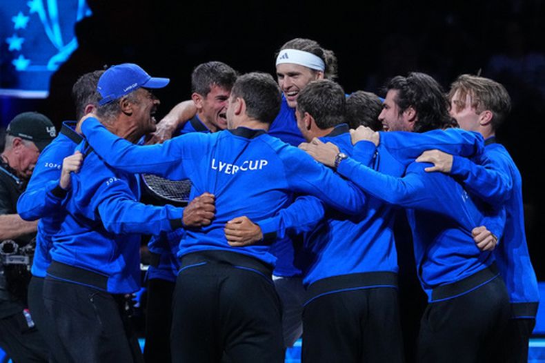 El equipo de Europa celebra con Alexander Zverev después de que venció a Learner Tien del Equipo del Mundo en la Copa Laver el domingo 27 de septiembre del 2026. (AP Foto/Maja Smiejkowska)