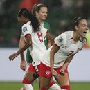 La canadiense Julia Grosso celebra tras un autogol de Irlanda en el partido del Mundial femenino, el miércoles 26 de julio de 2023, en Perth, Australia. Canadá ganó 2-1. (AP Foto/Gary Day)
