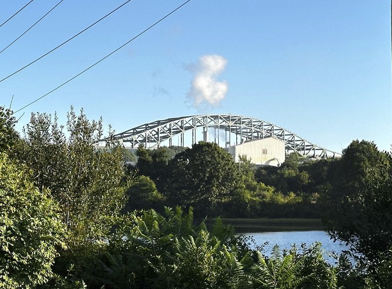 El puente sobre el río Piscataqua, visto desde Portsmouth, Nueva Hampshire, después de que un hombre relacionado con un homicidio fuese abatido por la policía, que encontró un niño de 8 años muerto en su auto, el 29 de agosto de 2024. (AP Foto/Caleb Jones)