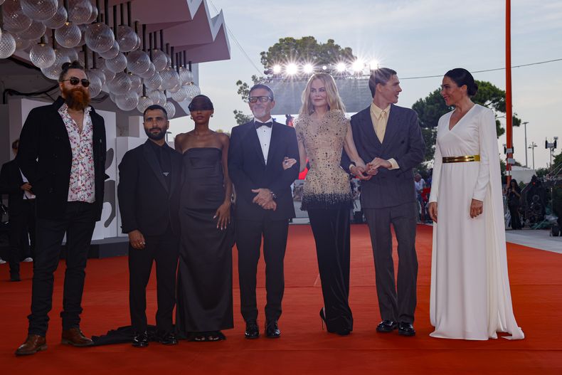 Cristóbal Tapia de Veer, de izquierda a derecha, el productor David Hinojosa, Sophie Wilde, Antonio Banderas, Nicole Kidman, Harris Dickinson y la directora Halina Reijn posan para los fotógrafos a su llegada al estreno de la película Babygirl durante la 81ª edición del Festival de Cine de Venecia en Venecia, Italia, el viernes 30 de agosto de 2024.(Foto Vianney Le Caer/Invision/AP)