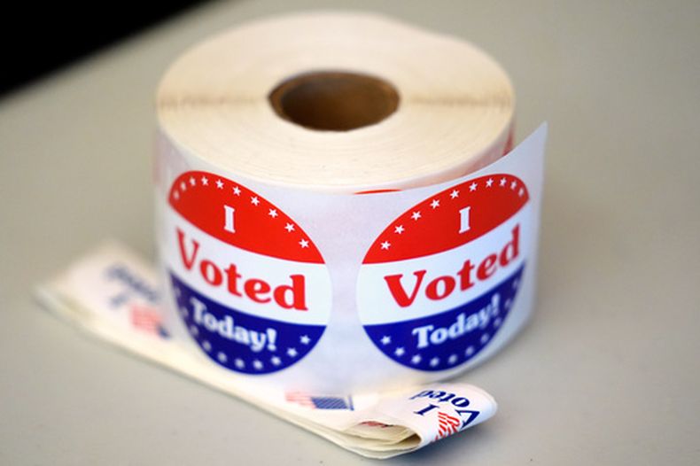 ARCHIVO – Un carrete de adhesivos en la mesa de un centro de votación durante la elección primaria estatal de Massachusetts, el 3 de septiembre de 2024, en la Newton Free Library, en Newton, Massachusetts. (AP Foto/Steven Senne, Archivo)
