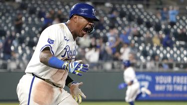 El venezolano Salvador Pérez, de los Reales de Kansas City, festeja tras conectar el hit decisivo ante los Astros de Houston, en la décima entrada del encuentro del martes 9 de abril de 2024 (AP Foto/Ed Zurga)