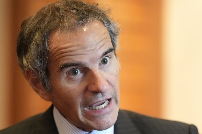 Rafael Mariano Grossi, director general del Organismo Internacional de Energía Atómica habla en una entrevista con The Associated Press en un hotel en Tokio, viernes 7 de julio de 2023. (AP Foto/Shuji Kajiyama)