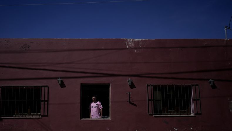 Elías Agustín Rivero posa en el restaurante de sus padres en el que trabaja en San Antonio de los Cobres, Salta, Argentina, el martes 3 de octubre de 2023. Rivero apoya al candidato presidencial Javier Milei en parte porque cree que con Milei como presidente se crearán más puestos de trabajo para la gente joven. (AP Foto/Natacha Pisarenko)