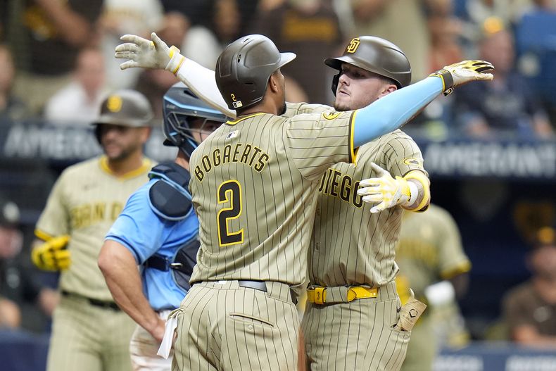 Jackson Merrill, de los Padres de San Diego, celebra su jonrón de dos carreras frente al abridor de los Rays de Tampa Bay Ryan Pepiot, con Xander Bogaerts (2) durante la cuarta entrada del juego de béisbol del domingo 1 de septiembre de 2024, en San Petersburgo, Florida. (AP Foto/Chris OMeara)