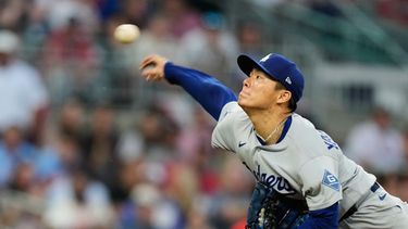 El lanzador abridor de los Dodgers de Los Ángeles, Yoshinobu Yamamoto, realiza un lanzamiento frente a los Bravos de Atlanta durante la tercera entrada del tercer juego de la serie divisional de la Liga Nacional de béisbol, el martes 6 de octubre de 2026, en Atlanta. (Foto AP/Brynn Anderson)