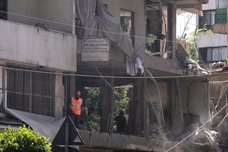 Un trabajador de rescate comprueba el estado de un apartamento afectado por un ataque aéreo israelí en Dahiyeh, en suburbios al sur de Beirut, Líbano, el domingo 14 de junio de 2026. (AP Foto/Bilal Hussein)