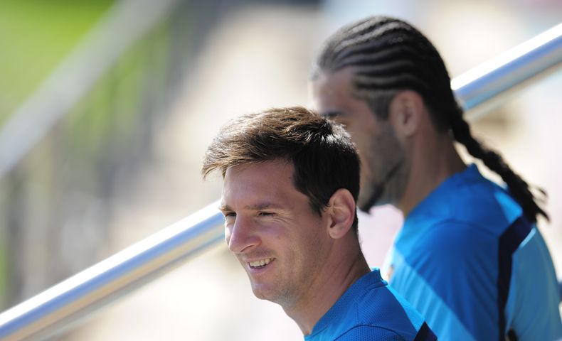 El jugador del Barcelona, Lionel Messi, izquierda, sonr&iacute;e en un entrenamiento el viernes, 16 de mayo de 2014, en San Joan Despi, Espa&ntilde;a.  (AP Photo/Manu Fernandez)