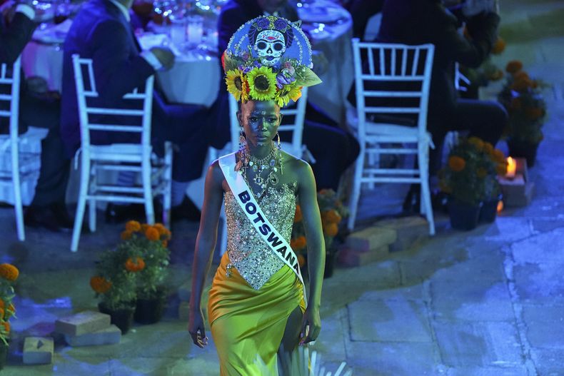 Miss Botswana Thanolo Keutlwile participa en La Gala de las Catrinas para celebrar el Día de Muertos a días de la 73a edición de Miss Universo en la Ciudad de México el 1 de noviembre de 2024. (Foto AP/Eduardo Verdugo)
