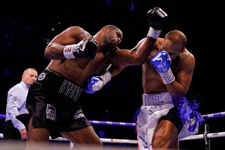 El británico Daniel Dubois asesta un golpe sobre su compatriota Fabio Wardley en una pelea por el título de los pesados en Manchester, Inglaterra, el sábado 9 de mayo de 2026 (AP Foto/Dave Thompson)