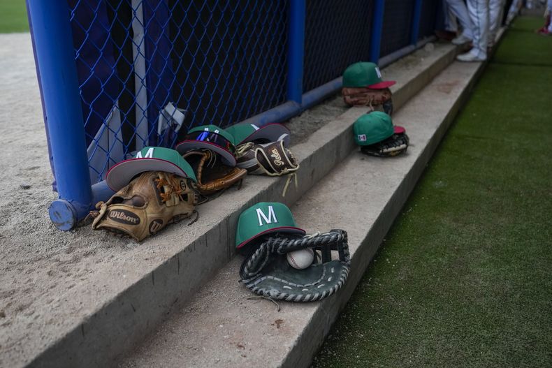La indumentaria de la selección de México durante el juego contra Panamá en el béisbol de los Juegos Panamericanos en Santiago, Chile, el viernes 27 de octubre de 2023. (AP Foto/Moisés Castillo)