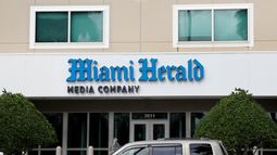 ARCHIVO – El edificio de oficinas del diario Miami Herald, el 13 de febrero de 2020, en Doral, Florida. (AP Foto/Wilfredo Lee, Archivo)