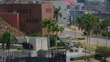 Una bandera estadounidense ondea de nuevo en la embajada de Estados Unidos en Caracas, Venezuela, el sábado 14 de marzo de 2026, siete años después de haber sido arriada cuando Washington y Caracas rompieron relaciones diplomáticas en 2019. (AP Foto/Ariana Cubillos)