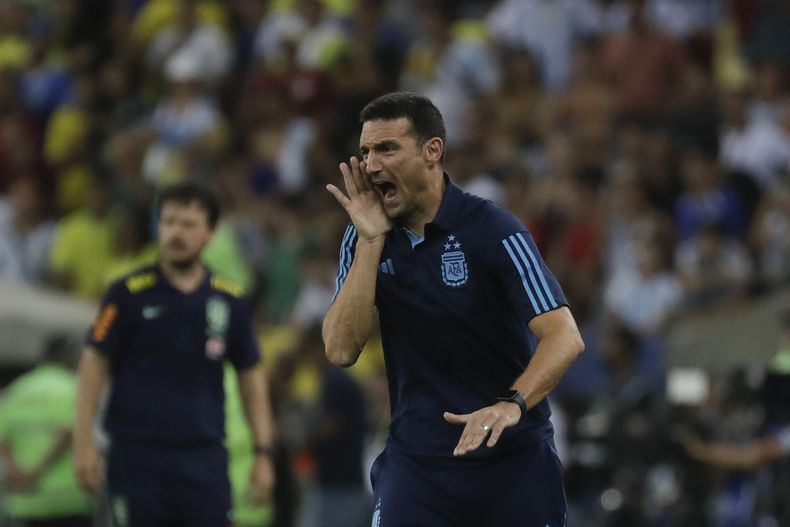 El técnico de Argentina Lionel Scaloni grita instrucciones durante el partido contra Brasil en las eliminatorias del Mundial 2026, el martes 21 de noviembre de 2026, en Río de Janeiro. (AP Foto/Bruna Prado)