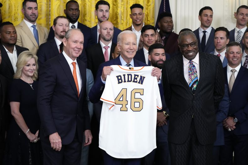 El dueño de los Astros de Houston Jim Crane y el mánager del equipo Dusty Baker (derecha) presentan una camiseta al presidente Joe Biden en la Casa Blanca, el lunes 7 de agosto de 2023. (AP Foto/Jacquelyn Martin)