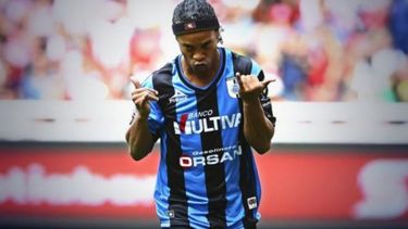 ¿y el futbol? a ronaldinho lo esperan en mexico, pero el elige rodearse de 13 mujeres