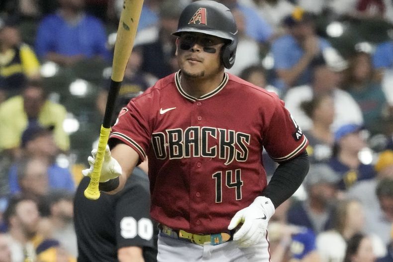 El venezolano Gabriel Moreno, de los Diamondbacks de Arizona, suelta el bate luego de conectar un jonrón en el primer juego de la serie de comodines ante los Cerveceros de Milwaukee, el martes 3 de octubre de 2023 (AP Foto/Morry Gash)