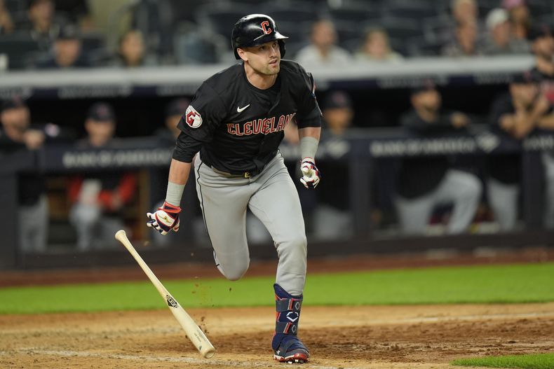 Lane Thomas, de los Guardianes de Cleveland, corre tras conectar un doble en el duodécimo inning del juego ante los Yankees de Nueva York, el jueves 20 de agosto de 2024 (AP Foto/Seth Wenig)