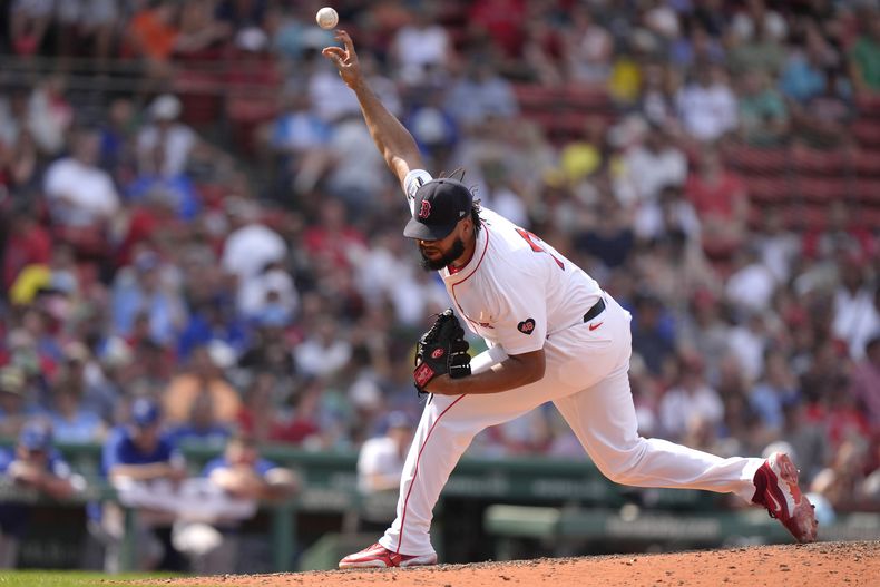 Kenley Jansen, cerrador de los Medias Rojas de Boston, lanza ante un bateador de los Reales de Kansas City en la octava entrada del juego de béisbol del domingo 14 de julio de 2024, en Boston. (AP Foto/Steven Senne)