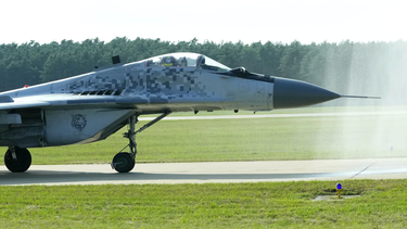 polonia comenzo a enviar aviones cazas mig-29 a ucrania para repeler la invasion rusa