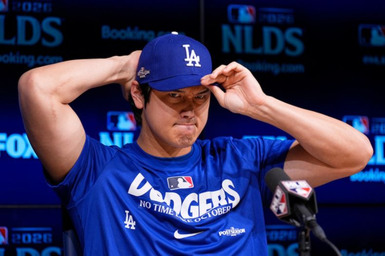 El japonés Shohei Ohtani, de los Dodgers de Los Ángeles, habla en una conferencia de prensa el viernes 2 de octubre de 2026 (AP Foto/Mark J. Terrill)