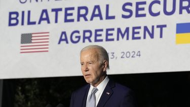 El presidente estadounidense Joe Biden escucha una pregunta durante una conferencia de prensa después de firmar un acuerdo bilateral de seguridad con el mandatario ucraniano Volodymyr Zelenskyy, en el marco de la cumbre del G7, el jueves 13 de junio de 2024, en Savelletri, Italia. (AP Foto/Andrew Medichini)