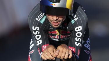 El esloveno Primoz Roglic cruza la meta al final de la primera etapa de la Vuelta a España en Oeiras, Portugal el sábado 17 de agosto del 2024. (AP Foto/Pedro Rocha)