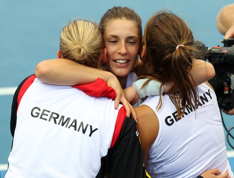 Andrea Petkovic, centro, celebra con sus compa&ntilde;eras su victoria sobre Samantha Stosur en semifinales de la Copa Federaci&oacute;n de tenis. Alemania se puso en ventaja sobre Australia por 2-0 en Brisbane, Australia, el s&aacute;bado 19 de abril del