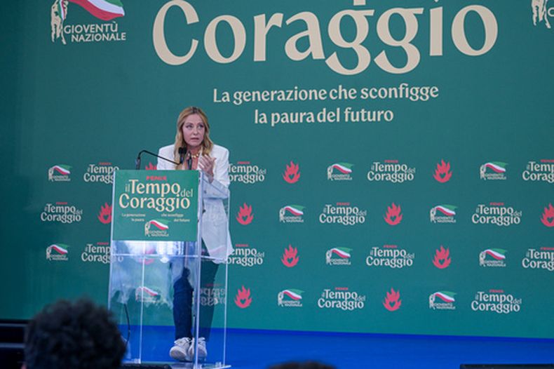 La primera ministra italiana Giorgia Meloni asiste a Fenix, el festival juvenil de la FdI, en Roma, el domingo 20 de septiembre de 2026. (Valentina Stefanelli/LaPresse vía AP)