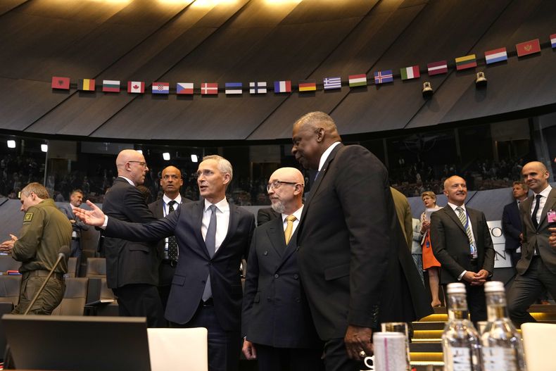 De izquierda a derecha, el secretario general de la OTAN, Jens Stoltenberg, el ministro de Defensa de Ucrania, Oleksiy Reznikov, y el secretario de Defensa de Estados Unidos, Lloyd Austin, llegan a una reunión de la Comisión OTAN-Ucrania en la sede del organismo en Bruselas, el jueves 15 de junio de 2023. (AP Foto/Virginia Mayo)