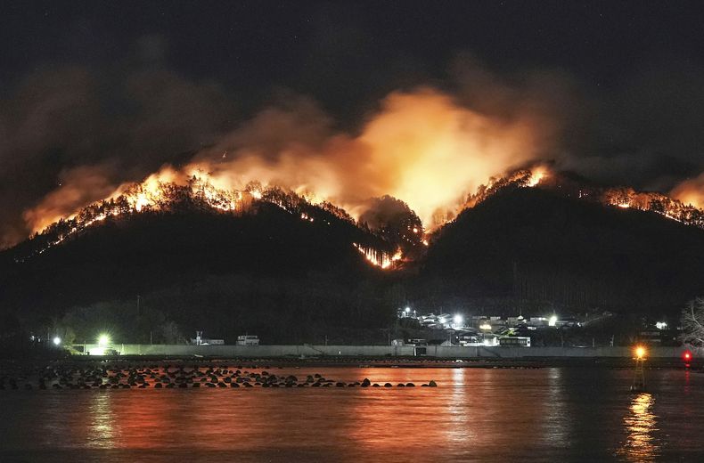 Un incendio forestal que inició el pasado miércoles sigue propagándose detrás de una zona residencial en Ofunato, en el norte de Japón, el lunes 3 de marzo de 2025. (Kyodo News vía AP)