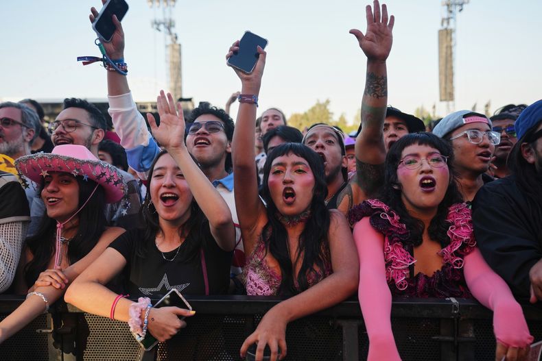 Fans de la banda estadounidense Haute & Freddy observan su actuación durante el festival Corona Capital en la Ciudad de México, el sábado 15 de noviembre de 2025. (Foto AP/Claudia Rosel)