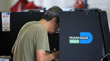 americateve | El Departamento de Elecciones de Miami - Dade, en el Doral, es un hormiguero de actividad a esta hora, donde se están procesando los resultados que van llegando.