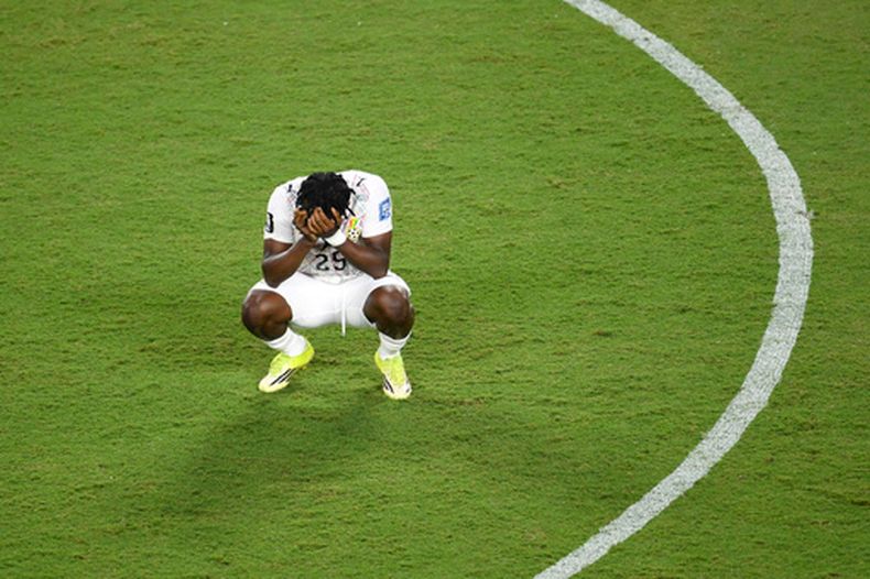 Prince Adu, de Ghana, se lamenta tras la derrota ante Colombia en los dieciseisavos de final de la Copa del Mundo, el viernes 3 de julio de 2026 (AP Foto/Reed Hoffmann)