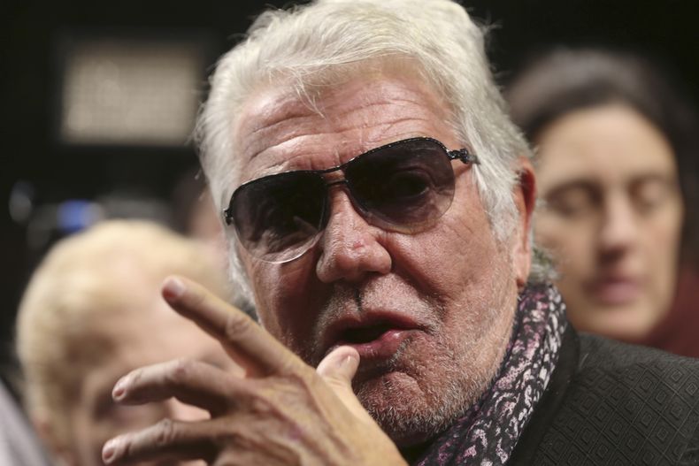 ARCHIVO - El diseñador de moda italiano Roberto Cavalli habla con periodistas antes del inicio del desfile de la colección de caballeros otoño-invierno 2014 de Roberto Cavalli, en la Semana de la Moda de Milán, en Milán, Italia, el 14 de enero de 2014.Cavalli, conocido por su estilo extravagante y glamoroso, murió el viernes 12 de abril de 2024 a los 83 años, anunció su compañía en una publicación de Instagram. (Foto AP/Luca Bruno)