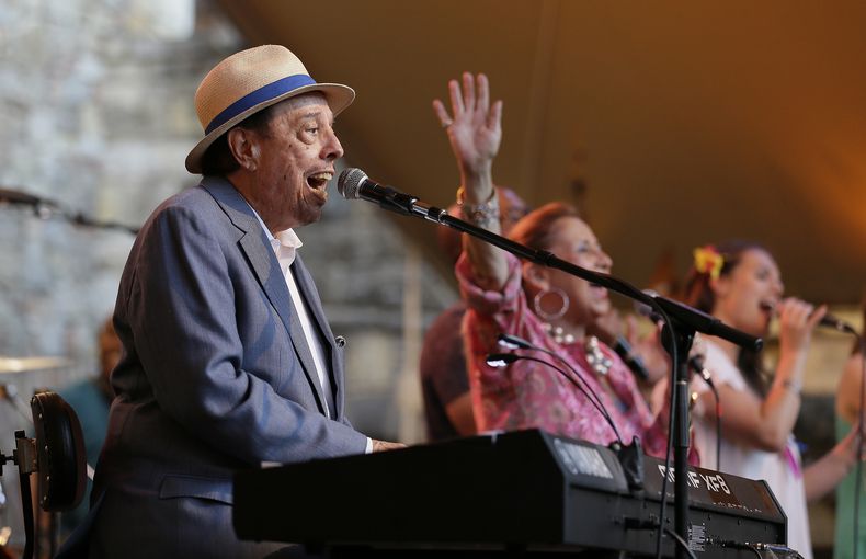 ARCHIVO - Sergio Mendes actúa con su esposa, Gracinha Leporace, centro, en el Castello di Amorosa en Calistoga, California, el miércoles 20 de julio de 2016, como parte del Festival de Napa Valley. (Foto AP/Eric Risberg, archivo)