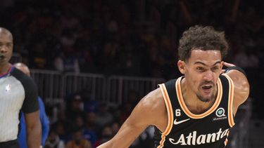 Young ayuda a que Hawks derroten a 76ers