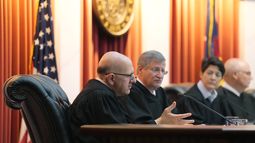 El magistrado de la Corte Suprema de Colorado Carlos Samour Jr. (izquierda) hace una pregunta durante los alegatos orales previo a un juicio, el miércoles 6 de diciembre de 2023, en Denver. (AP Foto/David Zalubowski, Pool)