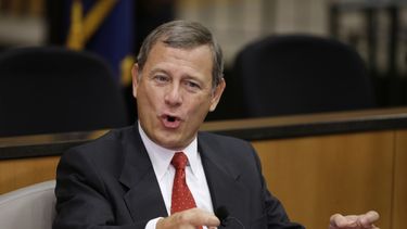 ARCHIVO - El presidente de la Corte Suprema, John Roberts, habla en la Universidad de Nebraska Lincoln, en Lincoln, Nebraska, el 19 de septiembre de 2014. (AP foto/Nati Harnik, archivo)